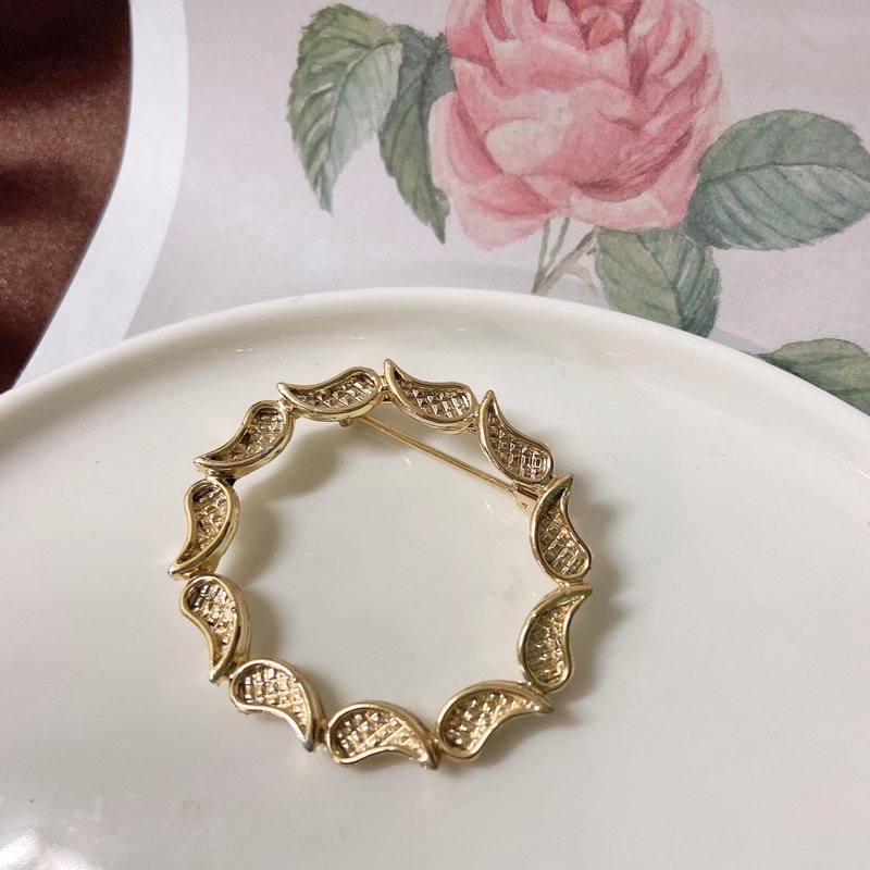 【西洋古董飾品】 水滴感串連優雅花圈 交叉波紋 胸章 胸針 - 胸針 - 貴金屬 金色