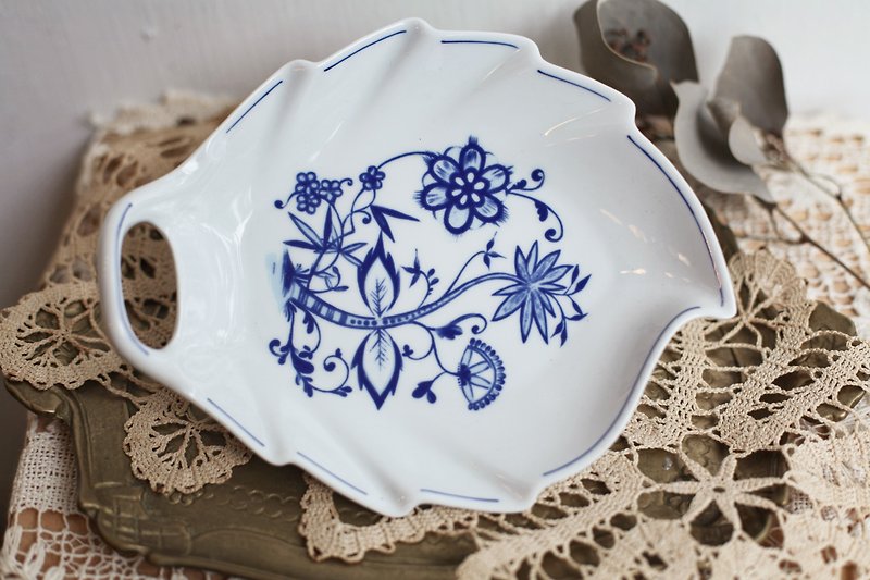 【好日戀物】德國vintage皇家經典洋蔥花葉子造型陶瓷淺盤 - 盤子/餐盤/盤架 - 陶 白色