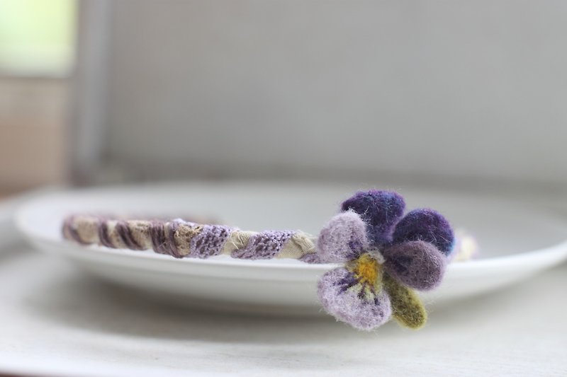 天然植物染三色堇髮箍(紫色系) 手工染色,圖片中紫色緞帶已用完,將會用別的款式取代 - 髮帶/頭箍 - 羊毛 紫色
