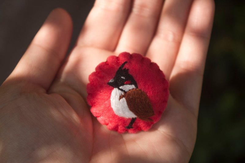 Hong Kong Wild Birds Neighbour - Red-whiskered Bulbul Hand Embroidery Brooch - Brooches - Cotton & Hemp Red