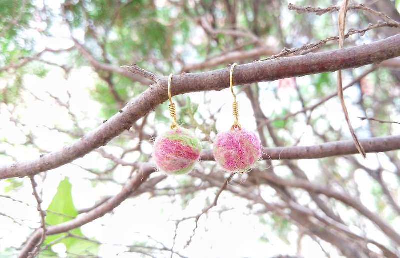 草莓的季節 手作羊毛氈垂墜耳環  可改耳夾 - 耳環/耳夾 - 羊毛 粉紅色