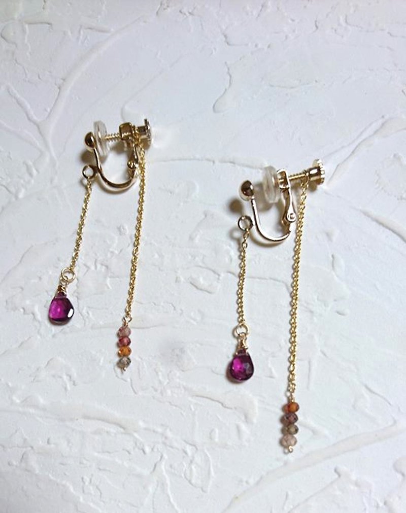 Demonstration of spiral clip-on earrings with 14K gold texture and layered Gemstone earrings - ต่างหู - โลหะ สีน้ำเงิน