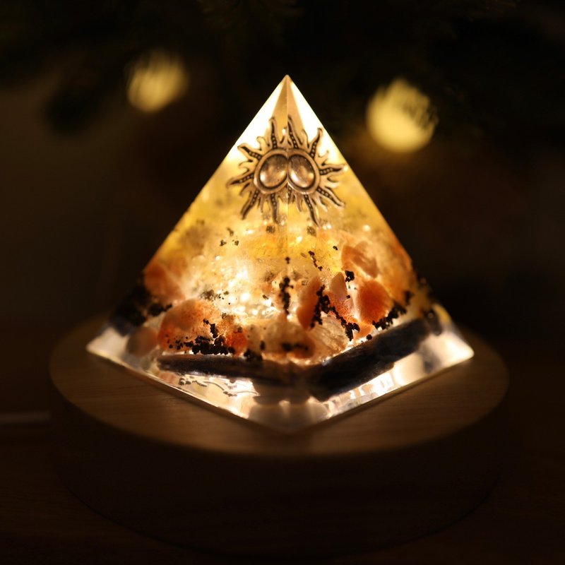【客製化禮物】蔚藍太陽-財富與平靜能量金字塔-小夜燈 orgonite - 燈具/燈飾 - 半寶石 多色