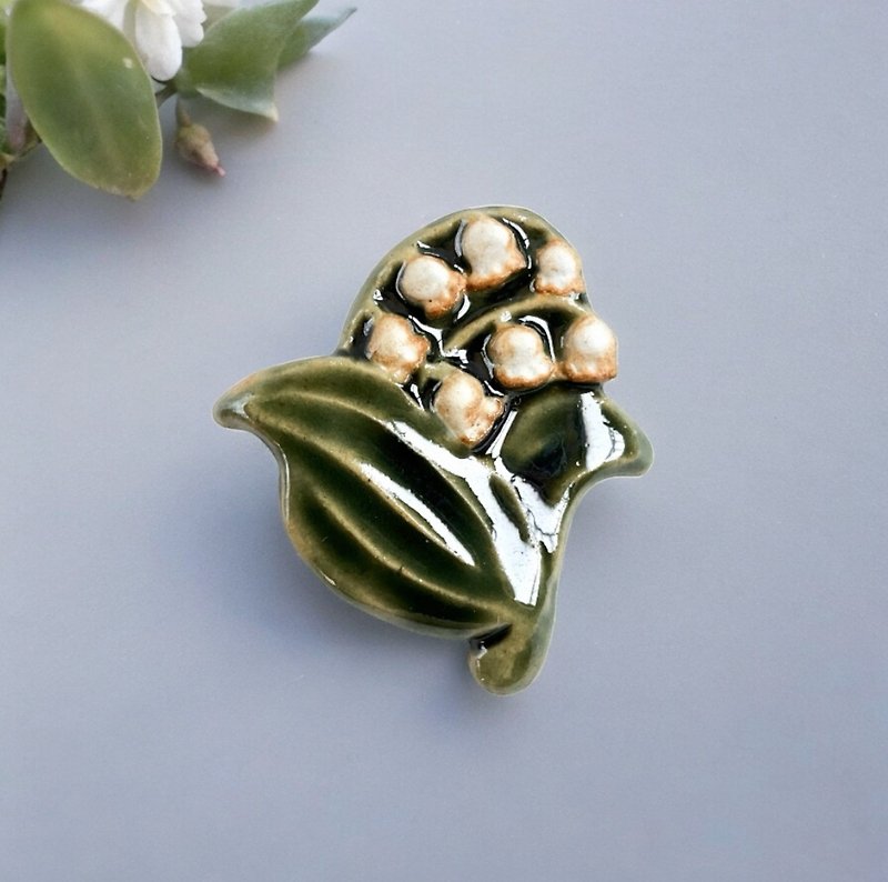 Ceramic brooch Lily of the valley - Brooches - Pottery White