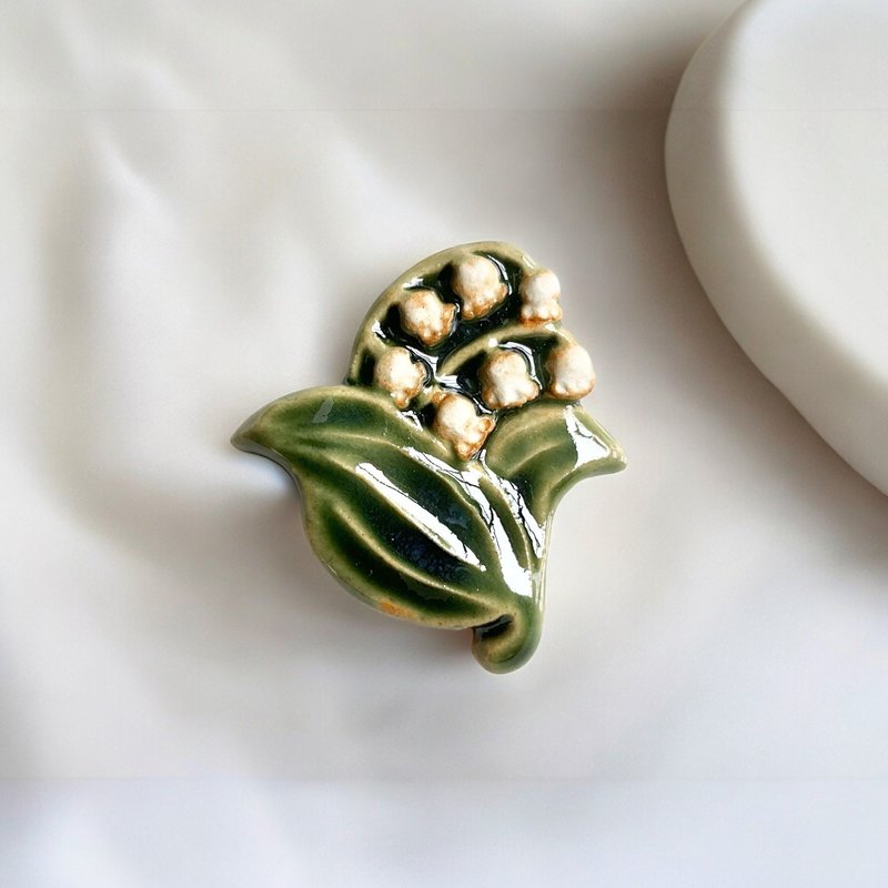 Ceramic brooch Lily of the valley - Brooches - Pottery White