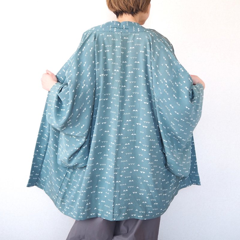 【日本製】 Soft silk Haori blue, fashion Haori, auspicious pattern, Japan gift - Women's Casual & Functional Jackets - Silk Blue