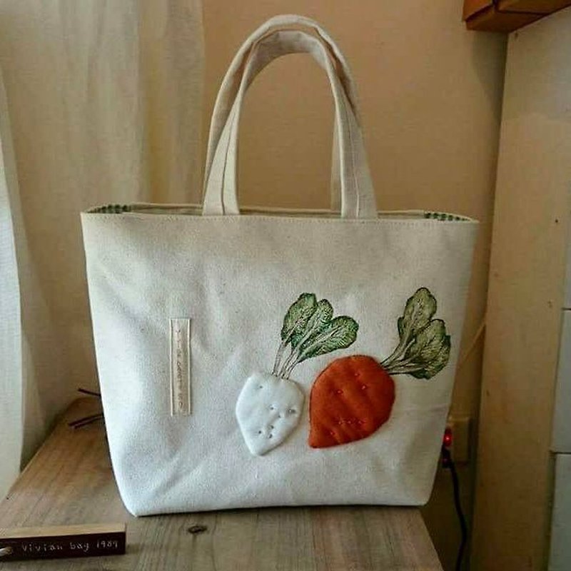 Red and white radish tote bag/white background - Handbags & Totes - Cotton & Hemp White
