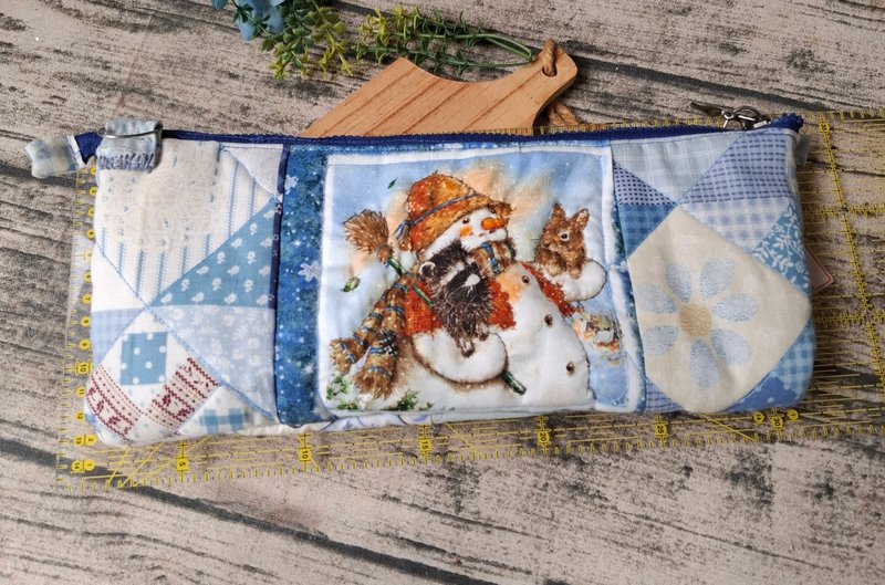 Blue and white snowman patchwork mobile wallet bag - กระเป๋าคลัทช์ - ผ้าฝ้าย/ผ้าลินิน 