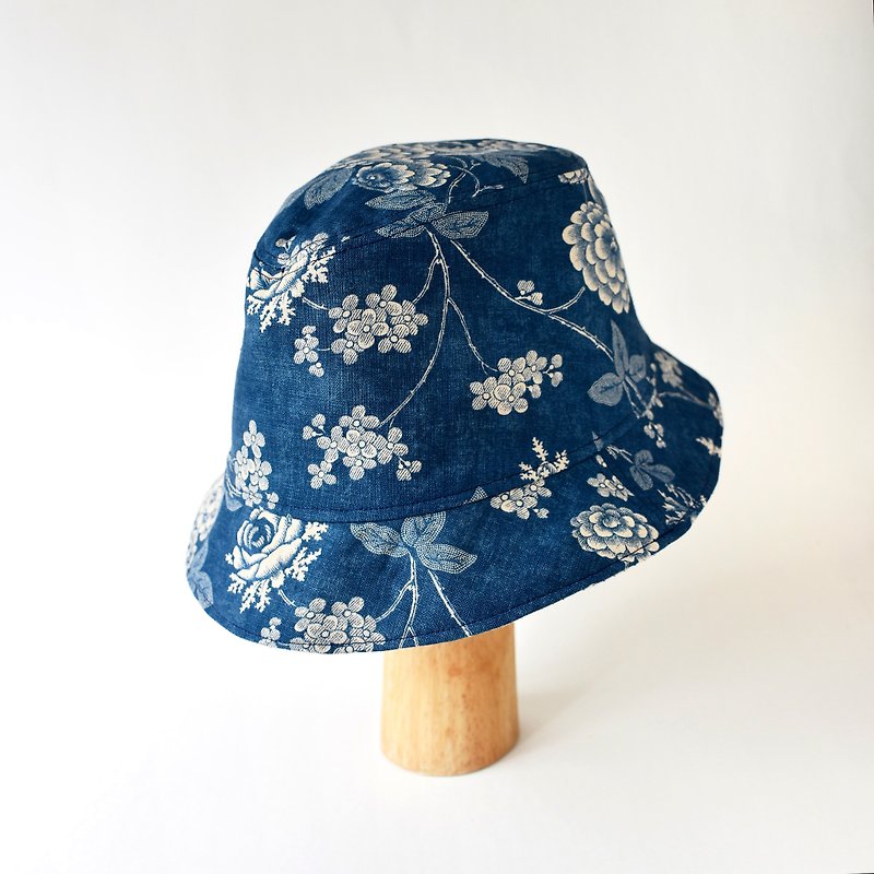 Handmade Indigo Floral Pattern Bucket Hat // Double-sided Hat - หมวก - ผ้าฝ้าย/ผ้าลินิน สีน้ำเงิน