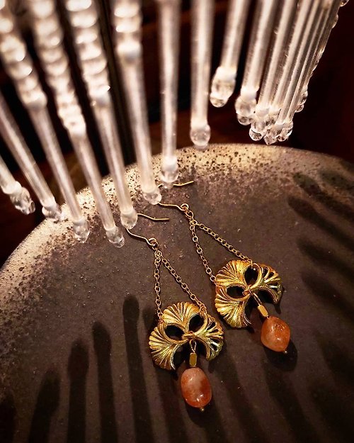 【翡也】 freeyajewelry 【翡也】輕古典黃銅天然太陽石耳環 (可改夾式)
