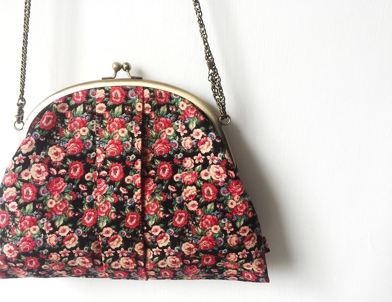 black flowers  clasp frame bag/with chain/ cosmetic bag / shoulder bag  - กระเป๋าคลัทช์ - เส้นใยสังเคราะห์ 