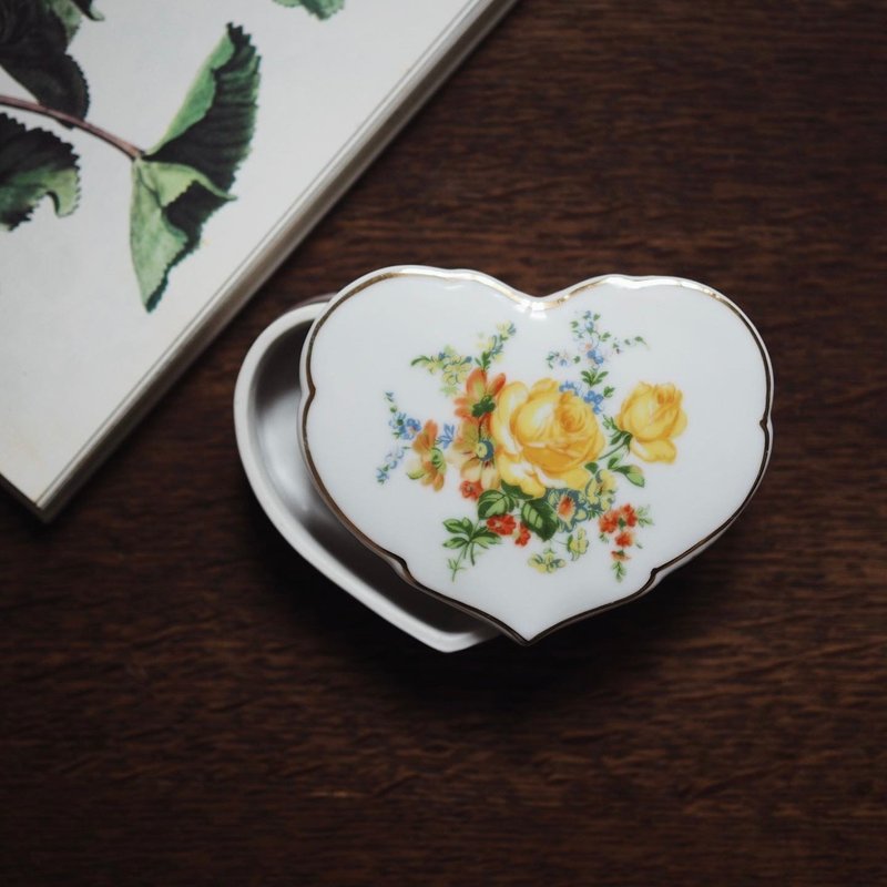 1970 Japanese IW Rice and Co vintage heart-shaped ceramic box - อื่นๆ - ดินเผา สีเหลือง