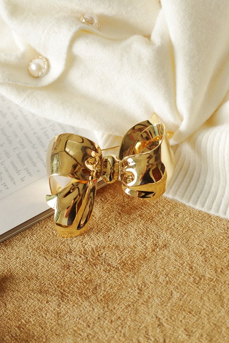 Vintage gold tone bow brooch pin Monet - เข็มกลัด - โลหะ สีทอง