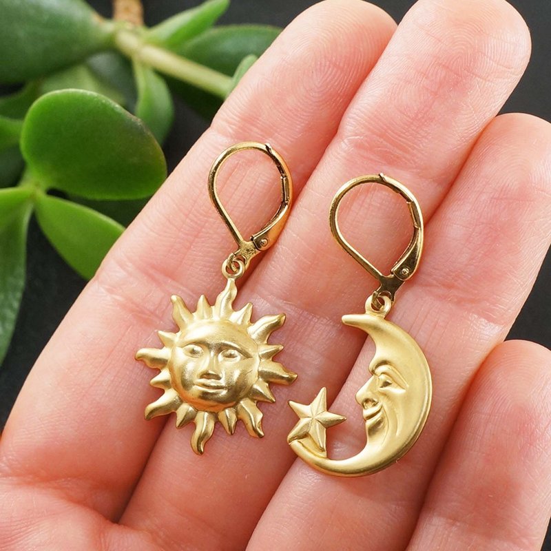 Sun and Moon Crescent Moon Star Celestial Gold Brass Asymmetric Earrings Jewelry - 耳環/耳夾/耳骨夾 - 銅/黃銅 金色