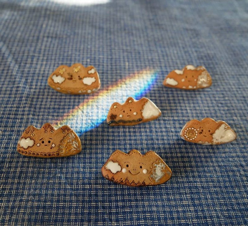 小さな山雲陶器の針 - ピンバッジ・ピンズ - 陶器 