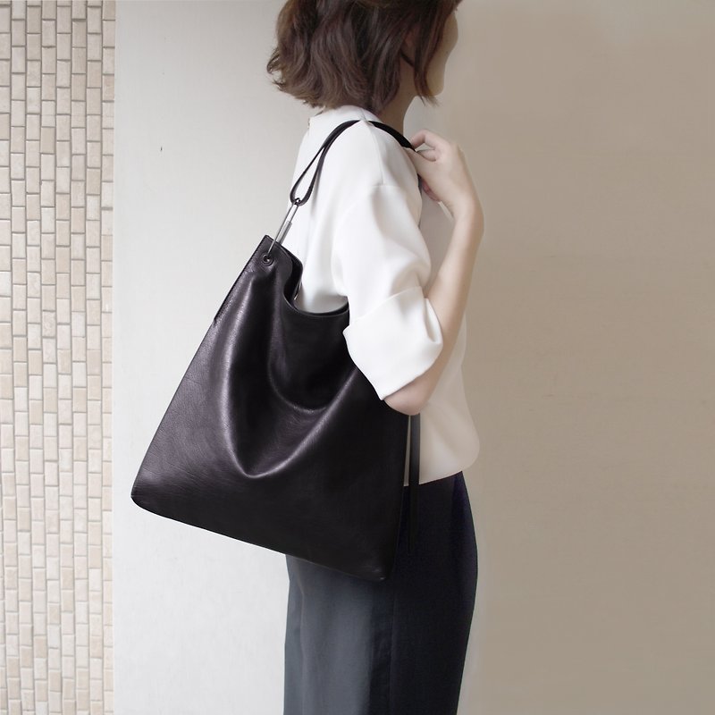 DTB Isosceles Triangle Hobo Bag//leather bag/shoulder bag/handbag - กระเป๋าแมสเซนเจอร์ - หนังแท้ สีดำ