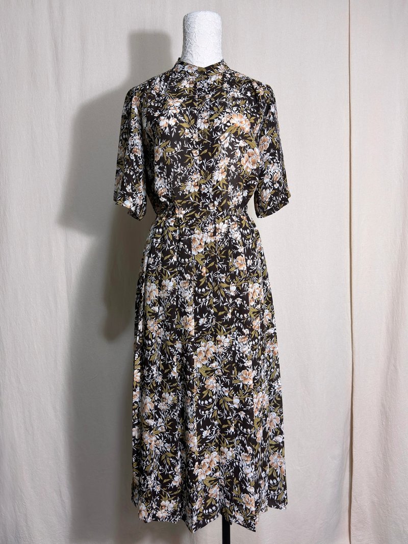 Floral brown short-sleeved vintage dress/brought back to VINTAGE from abroad - ชุดเดรส - เส้นใยสังเคราะห์ สีนำ้ตาล