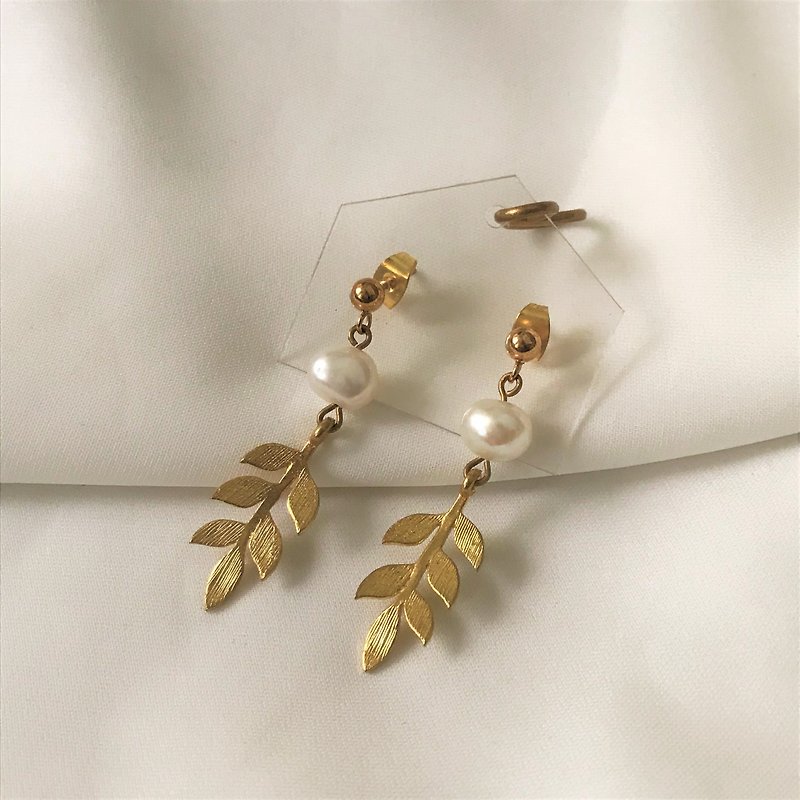 黃銅耳環-氣質桂冠葉x珍珠 (可改耳夾) - 耳環/耳夾 - 石頭 白色
