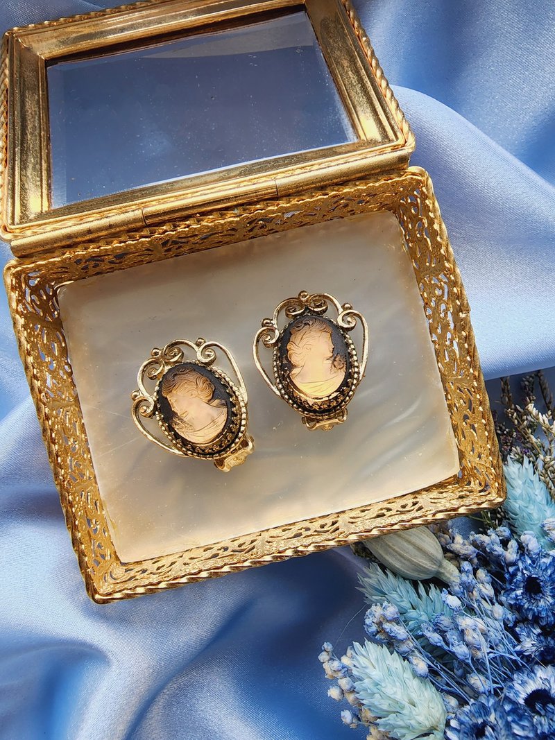 American Western Antique Jewelry / Whiting Davis Amber Cameo Antique Clip On Earrings - ต่างหู - วัสดุอื่นๆ 