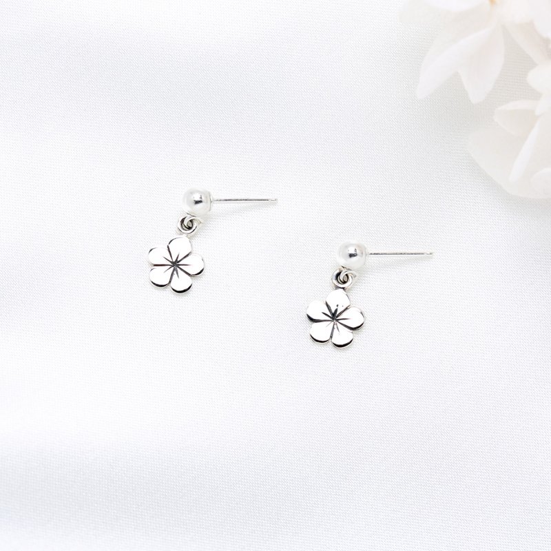 【Angel & Me】Plum flower flora s925 sterling silver earrings Christmas gift - ต่างหู - เงินแท้ สีเงิน