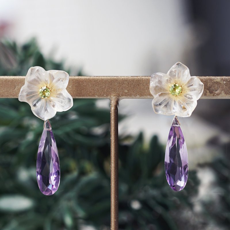 2WAY 宝石によるシュウメイギクのスタッドピアス・サージカルステンレス　秋明菊 - ピアス・イヤリング - 宝石 ホワイト