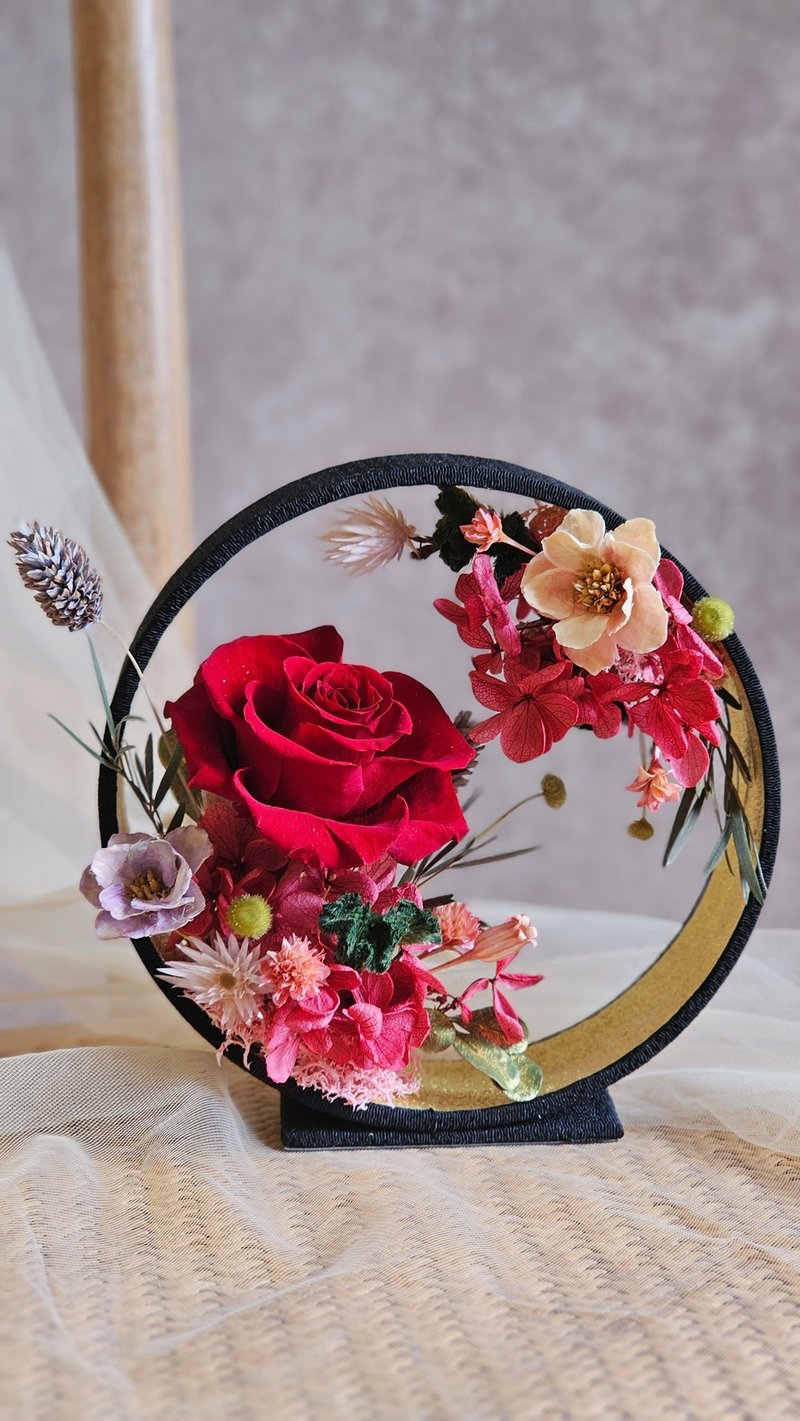 紅玫瑰圓框小桌花 新年花 祝賀花  現貨/快速出貨 禮盒包裝 - 乾花/永生花 - 植物．花 紅色