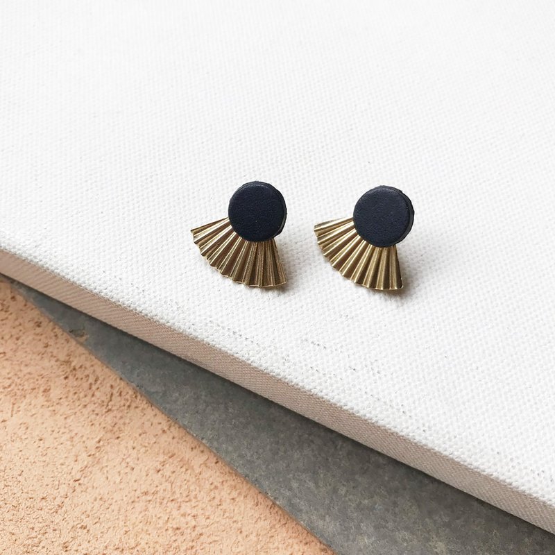 Leather earrings _ Japanese classical _ black (can change the clip) - ต่างหู - หนังแท้ สีดำ