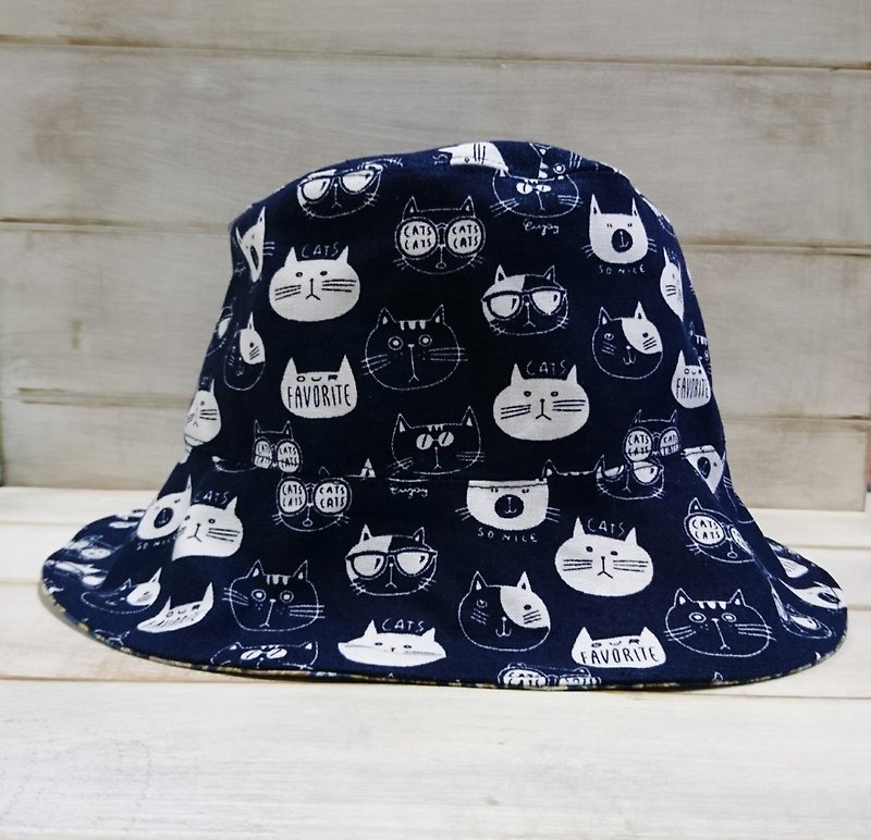 Dark blue comic cat pattern cowboy blue double-sided fisherman hat visor - หมวก - ผ้าฝ้าย/ผ้าลินิน สีน้ำเงิน
