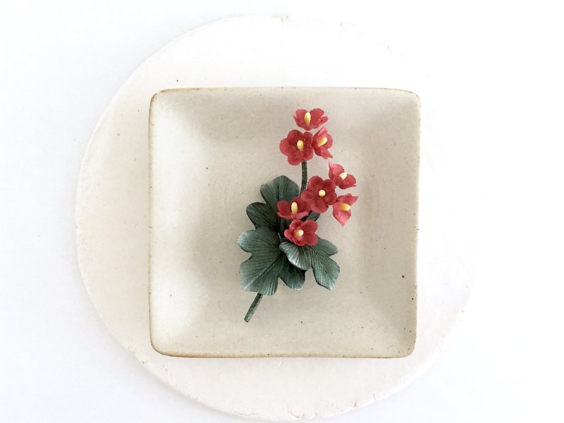 野に咲く花のブローチ(赤花） - ブローチ - コットン・麻 レッド