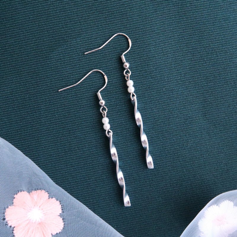 【余白】曳旋 耳環 可改耳夾 - 手作飾品 - 耳環/耳夾/耳骨夾 - 其他材質 銀色