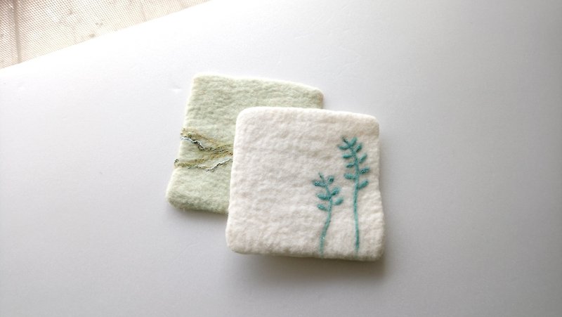 羊毛フェルトの花と草のカラーコースター - コースター - ウール ホワイト