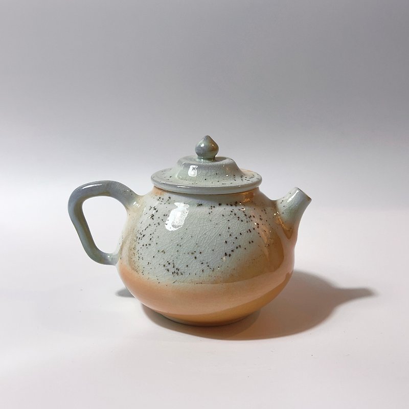 The wood-fired porcelain clay is heavy with dust and the teapot is being placed / Handmade by Xiao Pingfan - Teapots & Teacups - Pottery 