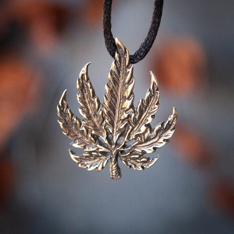 Leaf pendant on leather cord. Cannabis jewelry handcrafted necklace. Hemp leaf - 項鍊 - 其他金屬 橘色