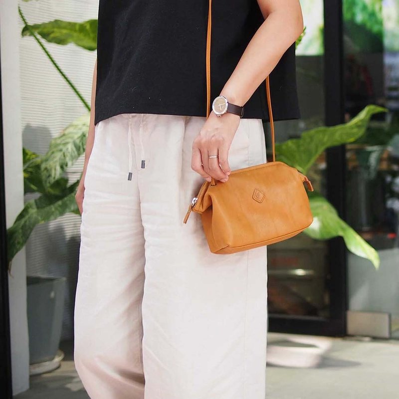 Japanese minimalist lightweight folded ear cowhide side backpack Made in Japan by Cledran - กระเป๋าแมสเซนเจอร์ - หนังแท้ 