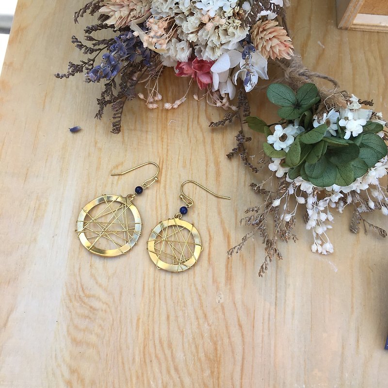 Bronze hand around pin earrings / cramping - ต่างหู - ทองแดงทองเหลือง สีทอง