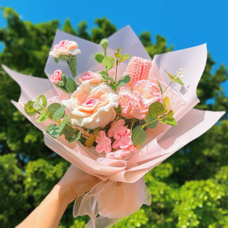 手工編織永恆擁抱花束 - 絕美鉤針白色與粉色漸變設計 - 乾燥花/永生花 - 棉．麻 藍色