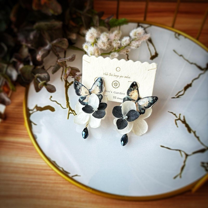 Retro butterfly with black and white real flower earrings - Earrings & Clip-ons - Plants & Flowers Black