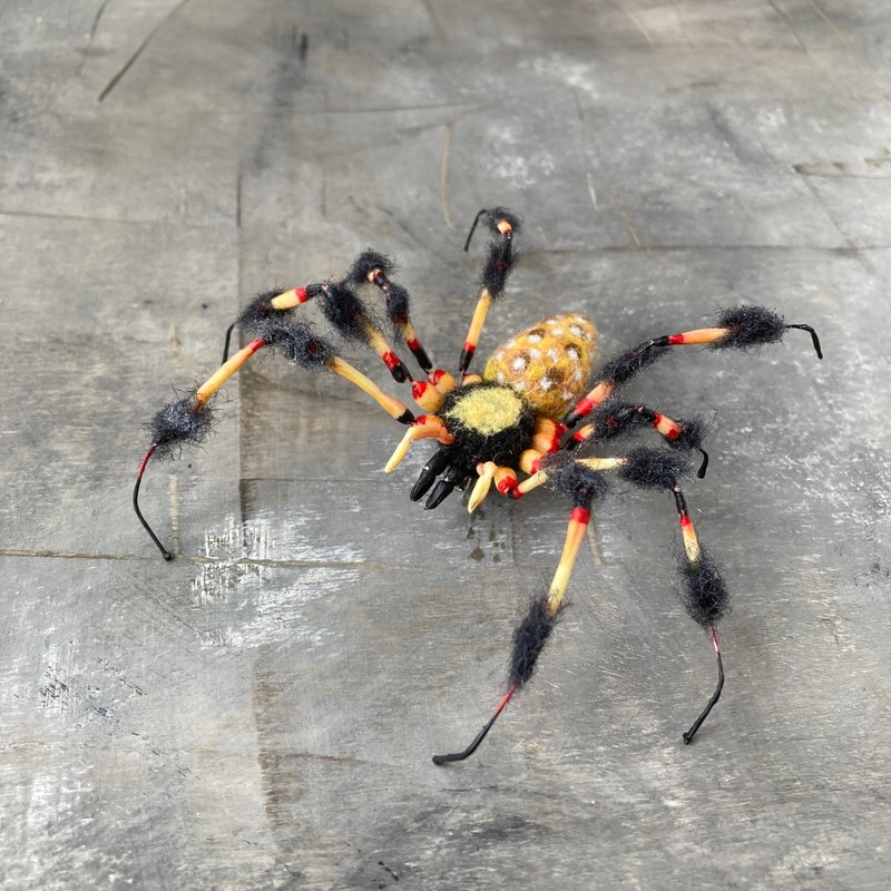 黄色香蕉蜘蛛胸针 手工针毡制作 逼真仿真蜘蛛 - 胸針 - 羊毛 黃色