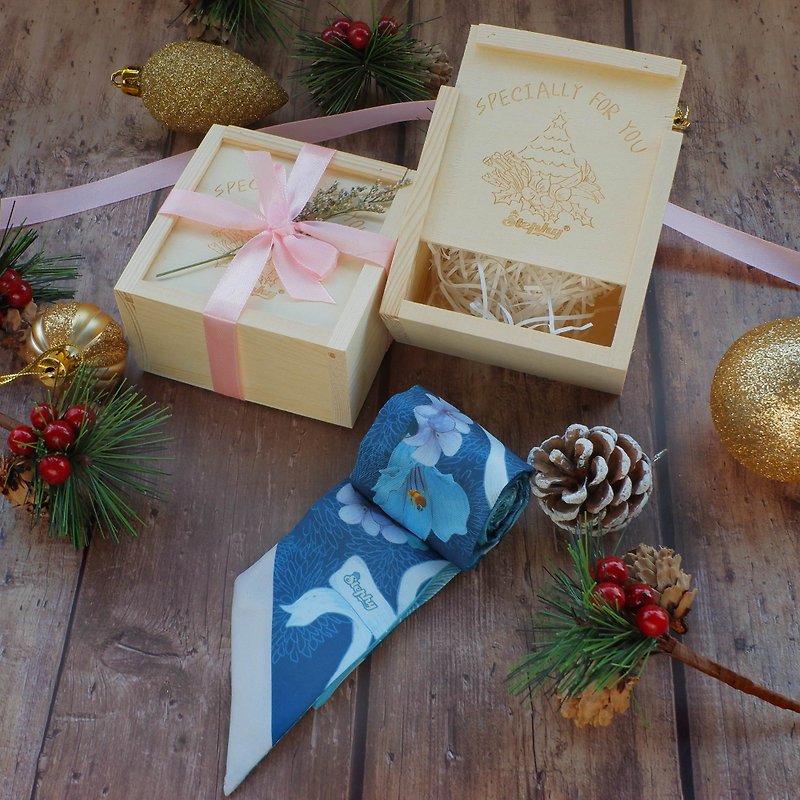 [Christmas Gift Box] Long silk scarf Christmas special wooden box packaging gift/scarf/headband - Scarves - Silk 
