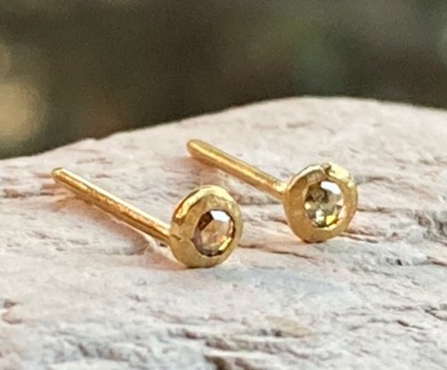 K24 ローズカット天然ダイヤモンド 純金スタッドピアス◇K24 Pure Gold+Diamond Studs 2.8mm直径 - ショップ  Sae+Sumi Koru ピアス・イヤリング - Pinkoi