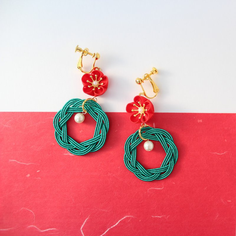 Kanzashi happy flower clip-on earring/ resin non hole earring red × green - Earrings & Clip-ons - Silk Red