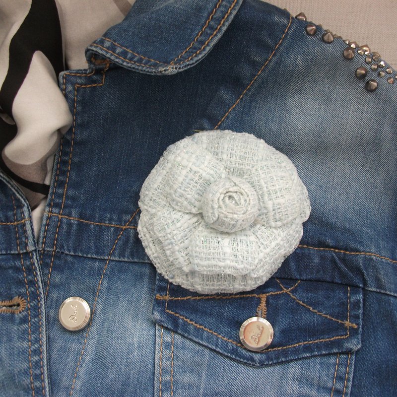 Camellia flower brooch in pale blue fabric - 胸針 - 羊毛 藍色