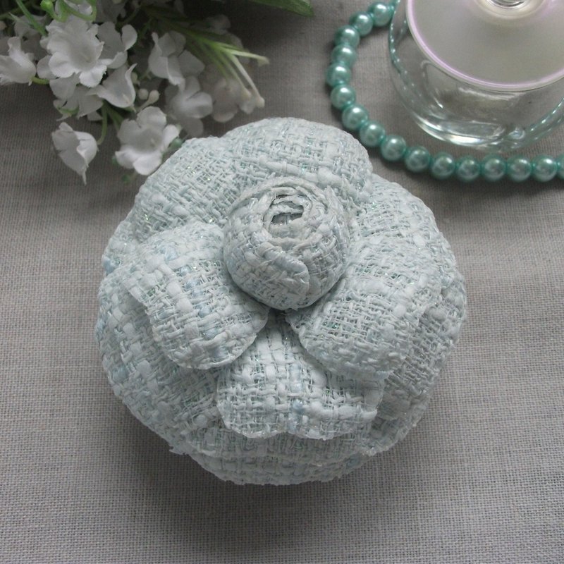 Camellia flower brooch in pale blue fabric - 胸針 - 羊毛 藍色