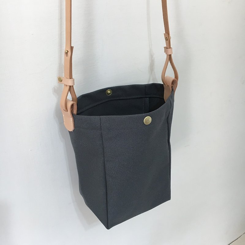 Carry-on bag, dark gray - กระเป๋าแมสเซนเจอร์ - ผ้าฝ้าย/ผ้าลินิน สีเทา