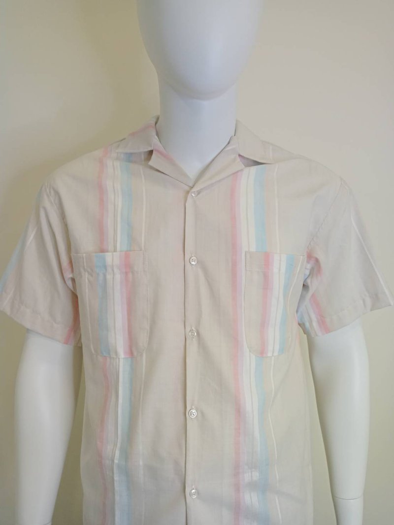 (In stock) Men's wide striped light Khaki bottom short-sleeved shirt - เสื้อเชิ้ตผู้ชาย - ผ้าฝ้าย/ผ้าลินิน 