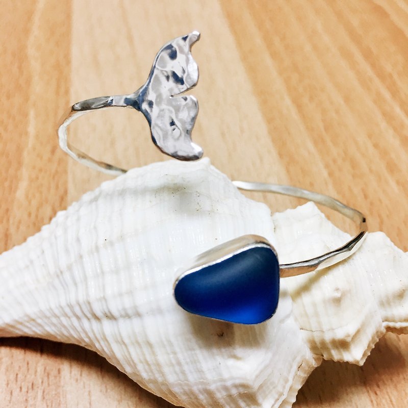 Whale tail sea glass bracelet - สร้อยข้อมือ - เงินแท้ สีเงิน