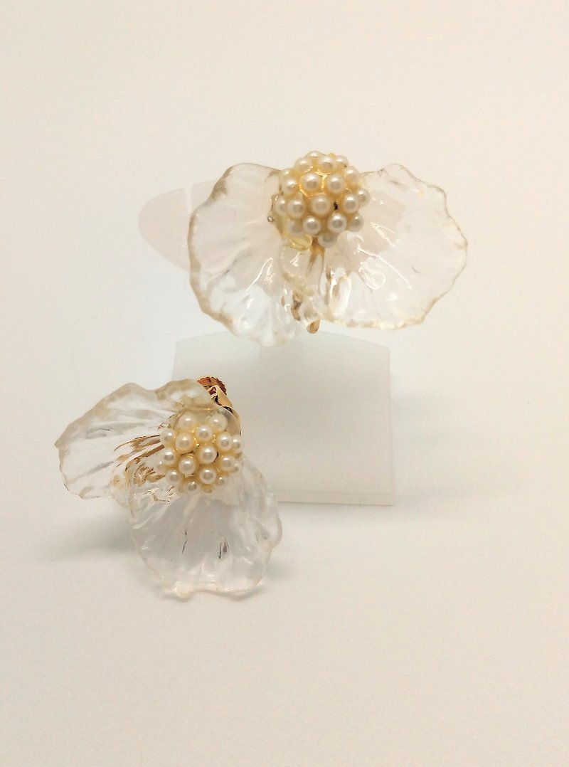 Flower clip on earrings Free shipping Handmade With box For gift - ต่างหู - พลาสติก สีใส