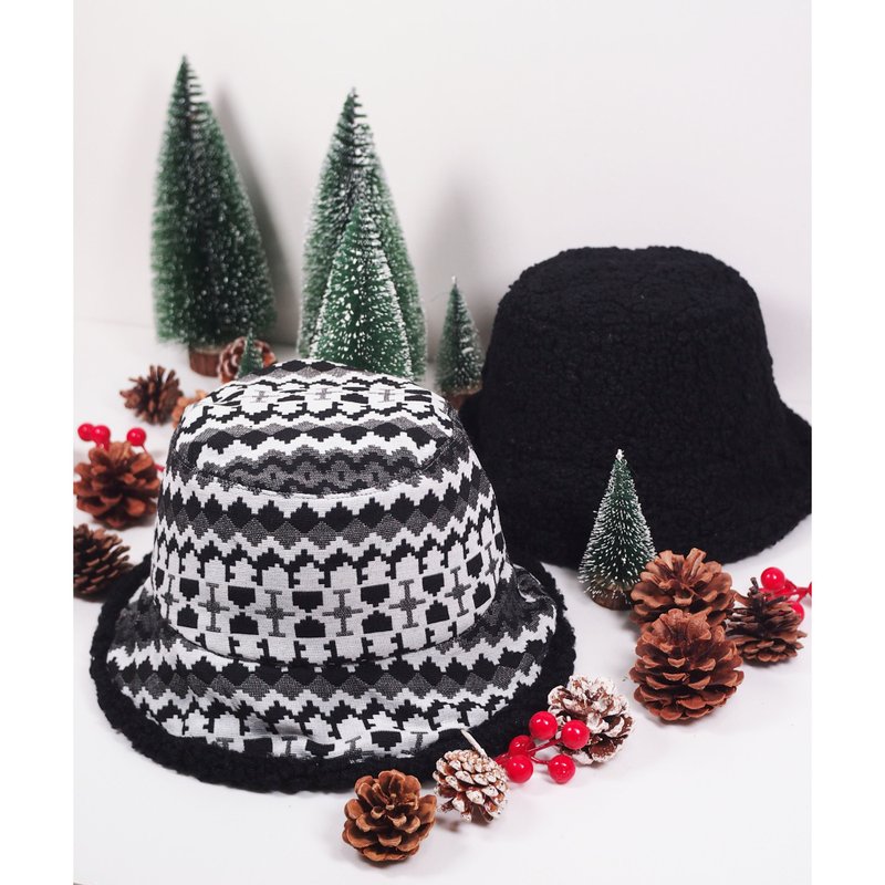 Xmas Double Sided Fluffy Bucket Hat (Black) - หมวก - ขนแกะ สีดำ