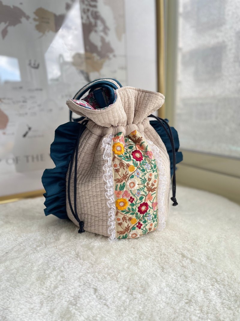 A large drawstring bag made with Ibul fabric and Indian embroidery - 手提包/手提袋 - 棉．麻 白色