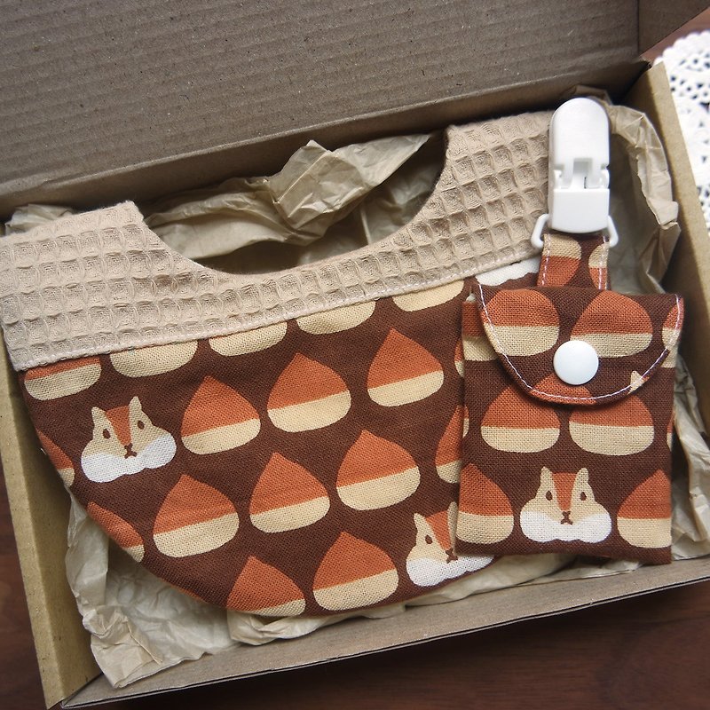 [Small and Beautiful Miyue Gift Box] - Greedy Squirrel (Stitching Bib + Ping An Charm Bag) (With Gift Box) - ผ้ากันเปื้อน - ผ้าฝ้าย/ผ้าลินิน สีนำ้ตาล